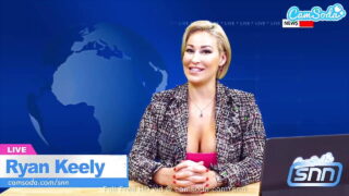 Camsoda – Big Tits MILF Ryan Keely Enjoys Sybian While Reading The News